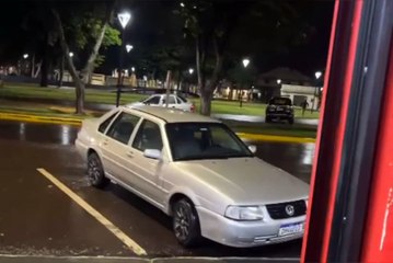 Viatura que aparece invadindo praça em Guaíra não havia sido furtada, diz PRF