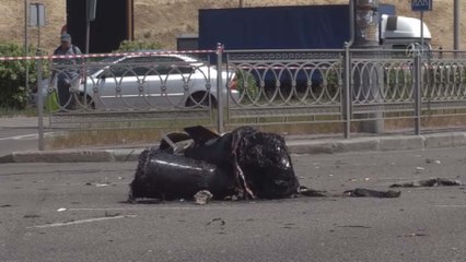 Rus roketinden düşen parçalar Kiev'de bir otoyola zarar verdi