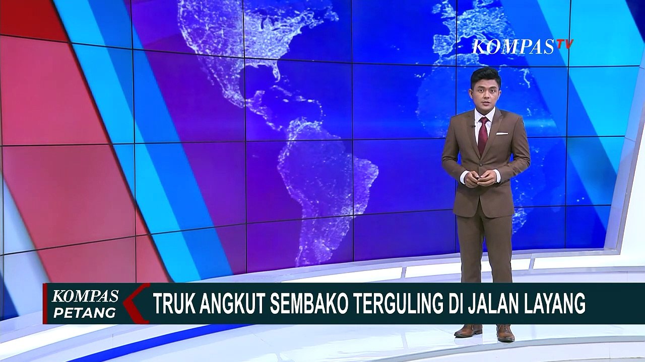 Gagal Salip Kendaraan di Depannya, Truk Muatan Sembako Terguling di Jalan Layang