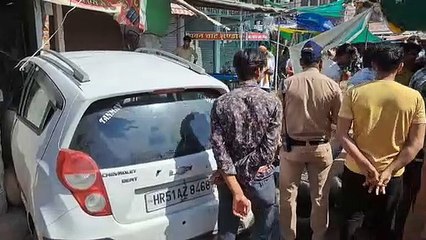 दुकान में घुसी कार