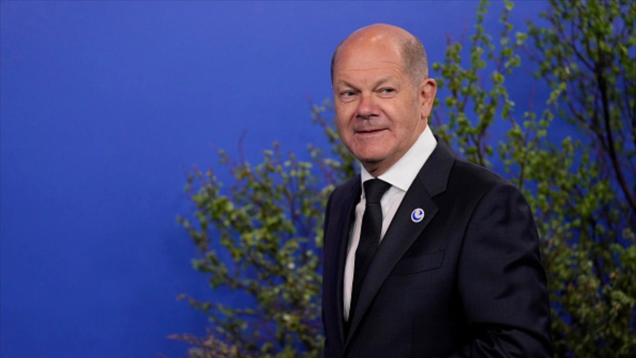 Sicherheitspanne: Mann umarmt Bundeskanzler Scholz