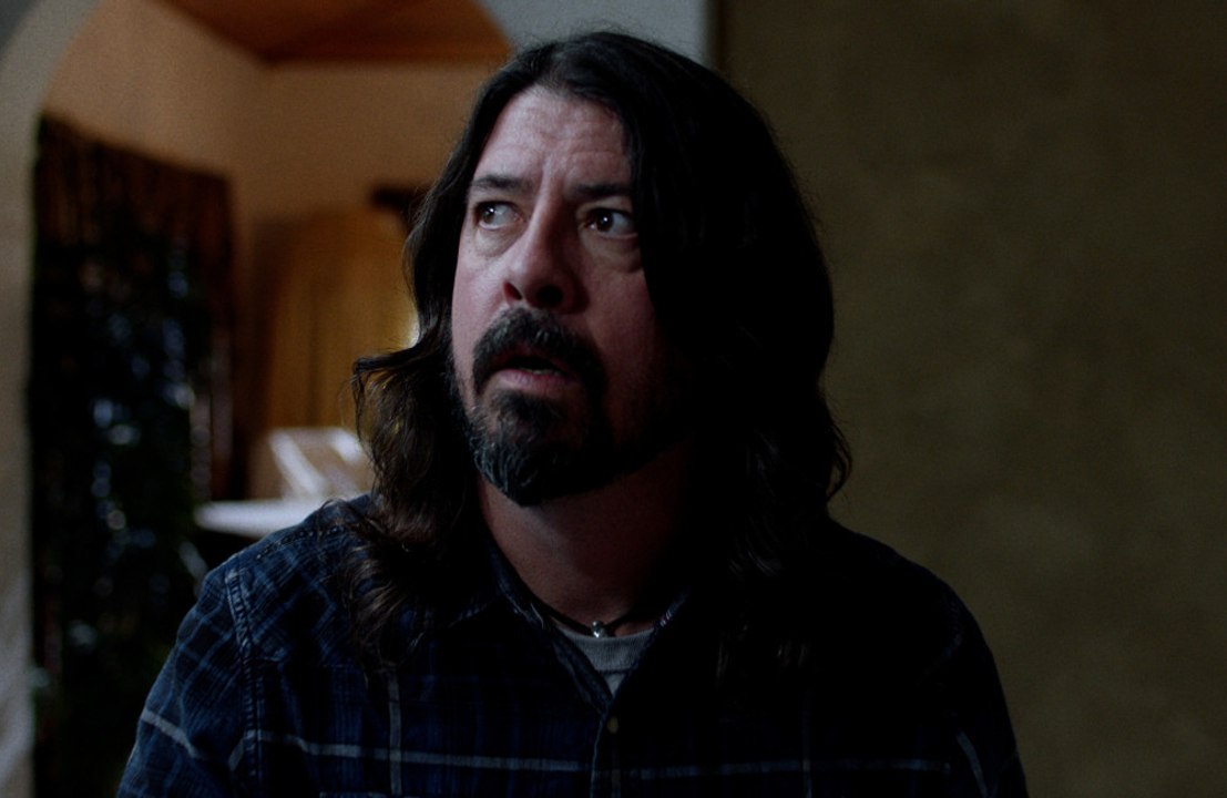 Dave Grohl llora al interpretar 'My Hero' en me...