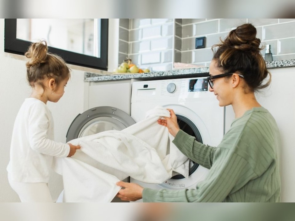 Handtücher, Bettwäsche und Co.: So oft muss man sie waschen