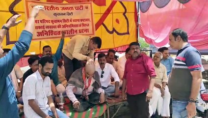 सभापति व आयुक्त के खिलाफ दो कार्यकर्ताओं ने किया अनशन