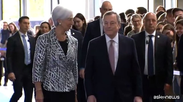 Festa per i 25 anni della Bce con Draghi e Lagarde: Whatever it cakes