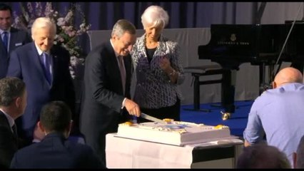 Festa per i 25 anni della Bce con Draghi e Lagarde: "Whatever it cakes"