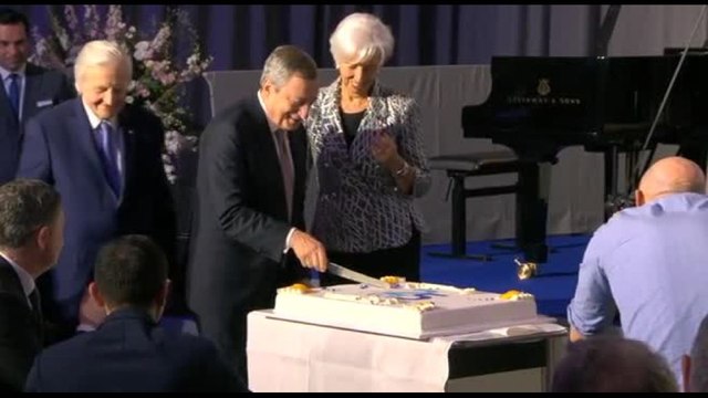 Festa per i 25 anni della Bce con Draghi e Lagarde: Whatever it cakes