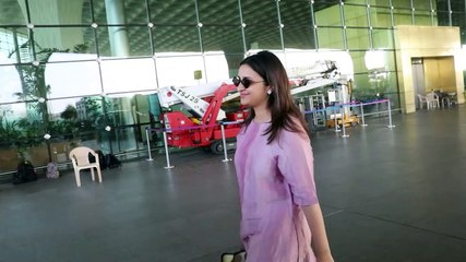 newly engaged parineeti chopra is smiply gorgeous in her airport look