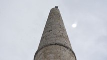 Cuma namazı sırasında cami minaresine yıldırım isabet etti