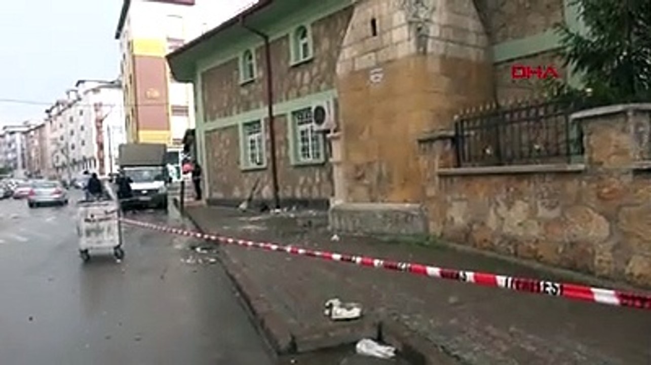 Cuma namazı sırasında cami minaresine yıldırım isabet etti