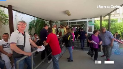 Vaccinazioni, ressa a Conselice: il video della signora accompagnata con un mezzo anfibio