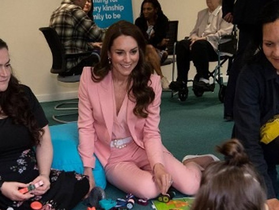 Prinzessin Kate begeistert im rosa Hosenanzug
