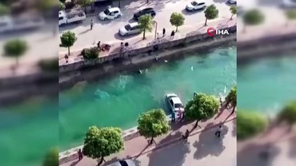 Adana'da otomobil sulama kanalına uçtu