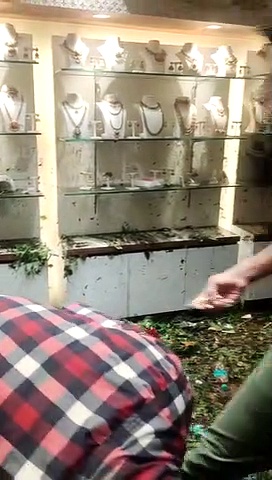 கனமழையால் நகைக்கடையில் இருந்து அடித்துச் செல்லப்பட்ட 2.50 கோடி மதிப்பிலான நகைகள்