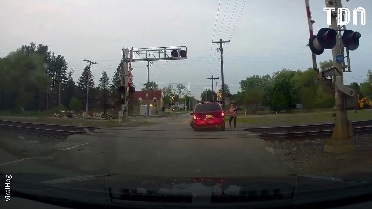 Leur voiture est percutée par un train, ils prennent la fuite de justesse