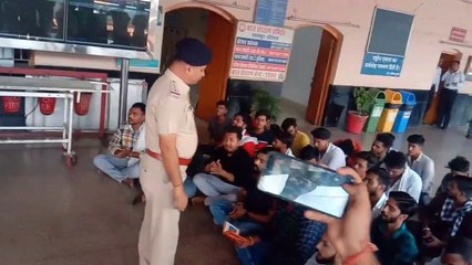 वीडियो देखें: स्टेशन पर एनएसयूआई ने किया हनुमान चालीसा पाठ, ये थी वजह....