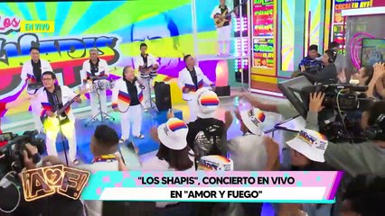 Gigi Mitre toma cerveza en show de Los Shapis