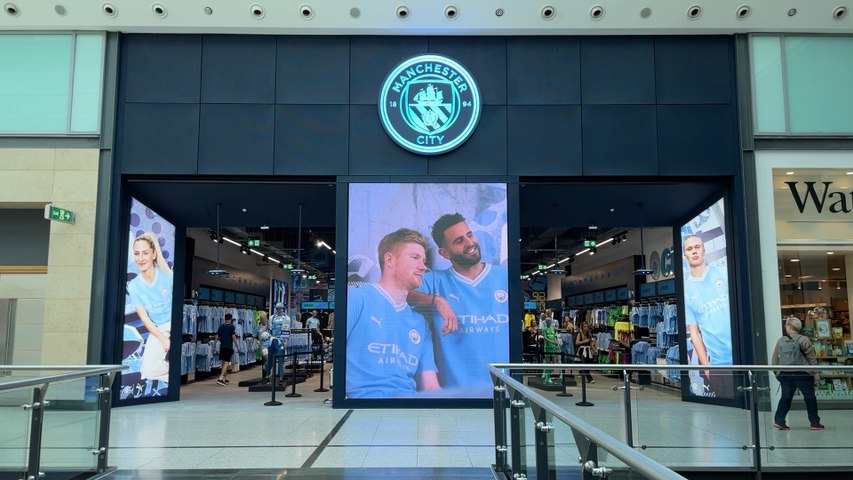 Manchester City opens a new store in the Arndale shopping centre and fans  can take a photo with the Premier League trophy this weekend - video  Dailymotion