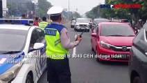 Truk Kontainer Nyangkut di Jembatan Kereta Matraman