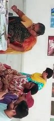 कोई पंख पर रंग रहा उकेर तो कोई कर रहा नाइफ पेंटिंग