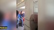 Un pasajero abre la puerta de emergencia de un avión