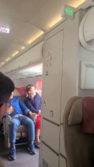 VIDEO Pánico y locura en el aire: un pasajero abrió la puerta de emergencia en pleno vuelo