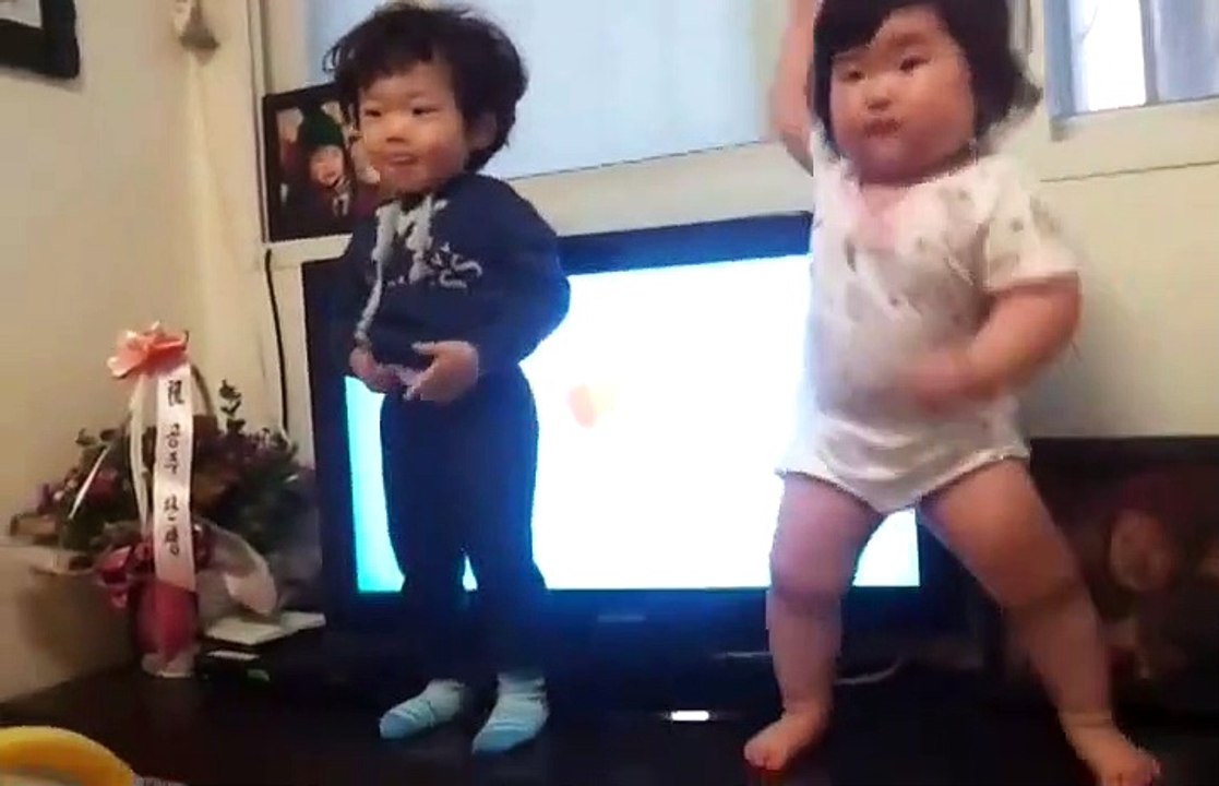 Ces deux bébés danseurs trop mignons vont faire votre journée