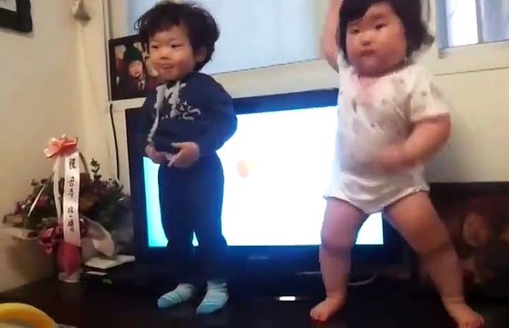 Ces deux bébés danseurs trop mignons vont faire votre journée
