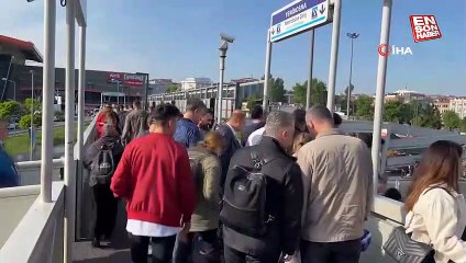 Bahçelievler’de metrobüse ulaşım kuyruğu üst geçidi kilitledi