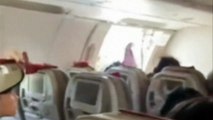 Un pasajero abre la puerta de un avión de Asiana en pleno vuelo