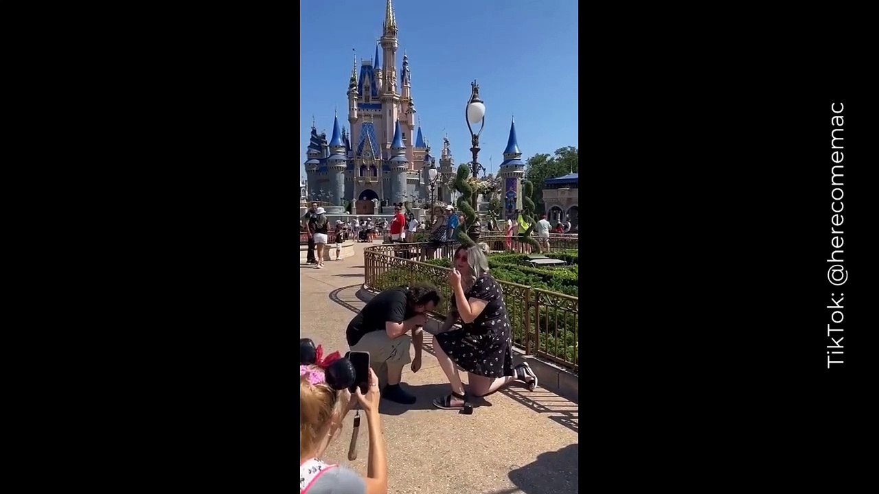 Propuesta doble: pareja enterneció en redes al pedirse matrimonio al mismo tiempo en Disney