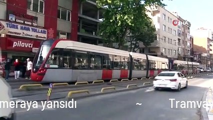 Tramvay tırın dorsesine çarptı, panik anları kameraya yansıdı