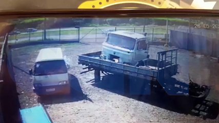 Veja o momento em que assaltante foge correndo após ferir motorista de aplicativo