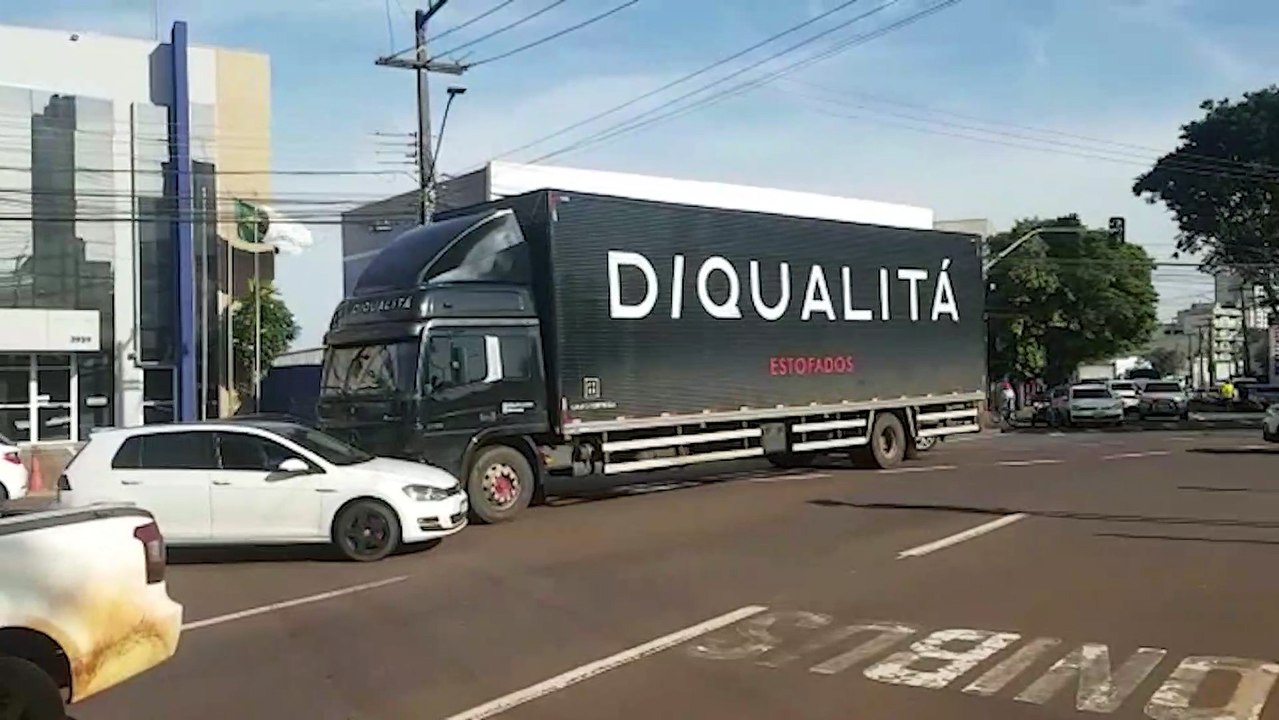 Golf e caminhão se envolvem em acidente na Rua...