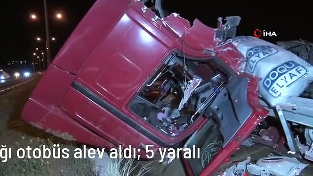 Tırın çarptığı otobüs alev aldı: 5 yaralı