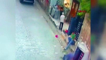 Kaldırımda oturan 23 yaşındaki gence mermi yağdırdılar!