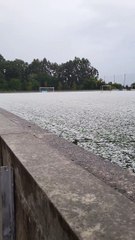 Campo de futebol 'pintado' de branco após queda de granizo em Penafiel