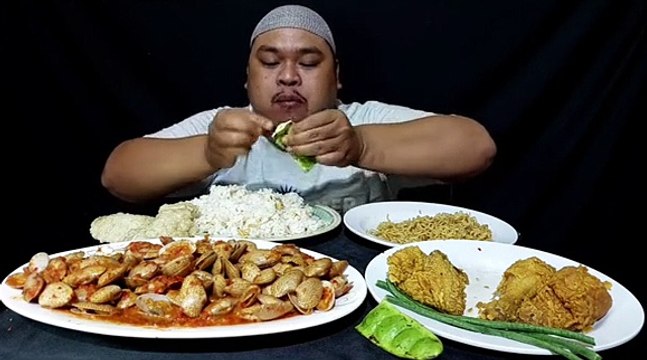 Mukbang 1 kg of spicy green clams, fried chicken, fried noodles, pete