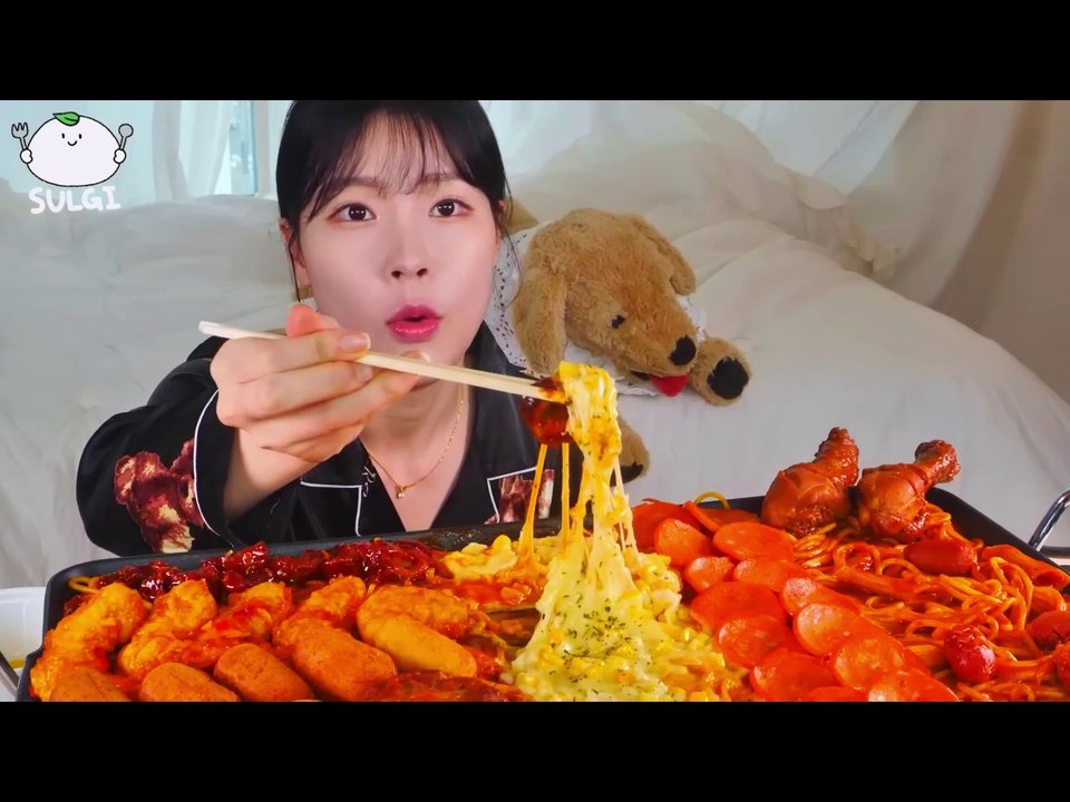 ASMR MUKBANG Spicy Spaghetti with various toppings. Corn Cheese, Chicken, Chili shrimp, Pepperoni.