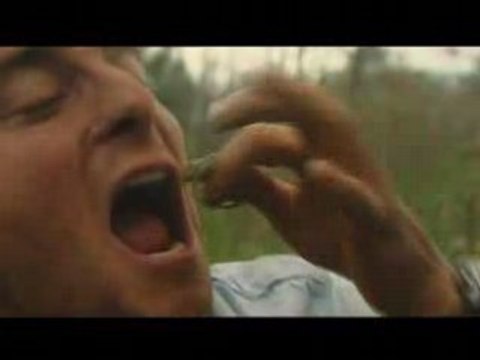Bear Grylls mange une grenouille vivante !