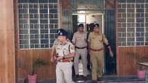 खाटूश्यामजी. व्यापारी के साथ हुई लूट की घटना के बाद घटनास्थल का जायजा लेने पहुंचे आईजी उमेश चंद्र दत्ता साथ में एसपी व अन्य पुलिस अधिकारी।
