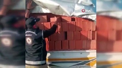 Kamyon kasasında tuğla kamuflajlı göçmen kaçakçılığı