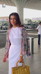 Shriya Saran का एअरपोर्ट पर दिखा ब्यूटीफुल लुक