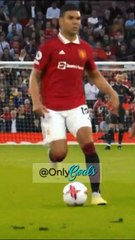 Beautiful no-look flick pass by Casemiro ⚽