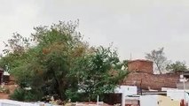 Video : झांसी में अचानक बदला मौसम का मिजाज, तेज आंधी के साथ आसमान में छाए बादल