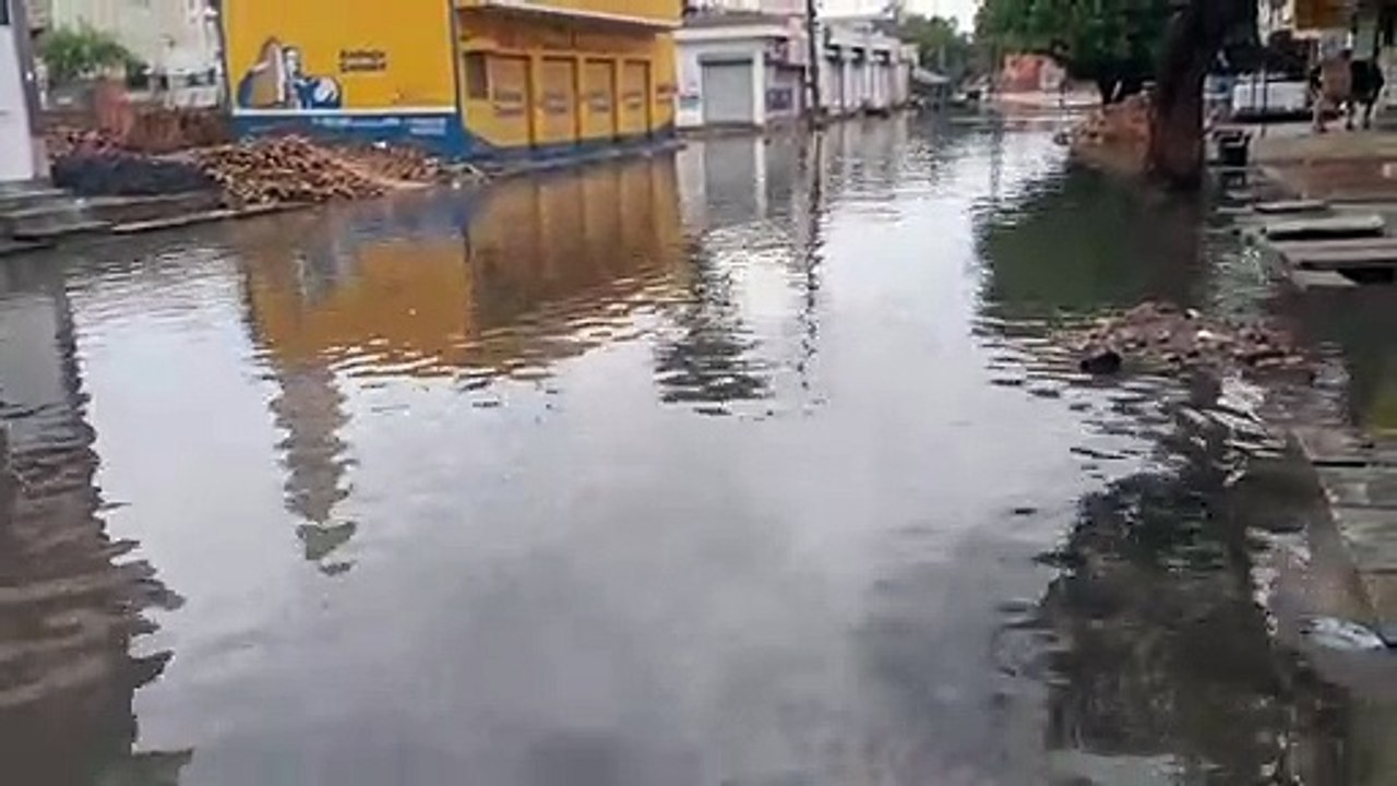 Maximum 64 mm of rain in Rawatsar, when water accumulates in the fields, farmers are pulling them out by using augers.