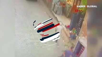 Adana'da kaldırımda oturan genç tabancayla vuruldu