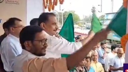 सारण: कोरोना काल से बंद कई ट्रेनों का परिचालन हुआ पुनः शुरू, सांसद ने दिखाई हरी झंडी