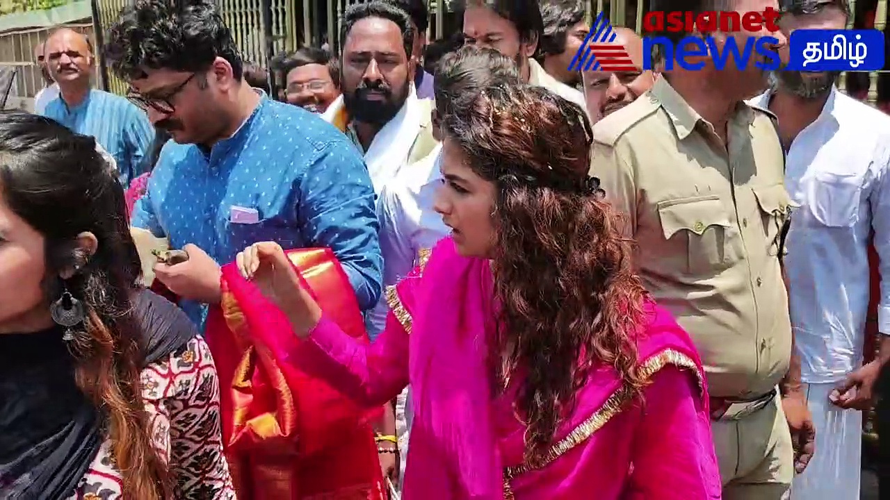 பேமிலியோடு திருப்பதிக்கு திடீர்விசிட் அடித்த கீர்த்தி சுரேஷ்; துரத்தி துரத்தி செல்பி எடுத்த போலீஸ்- வீடியோ இதோ