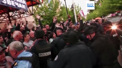 Descargar video: Les forces serbes déployées à la frontière du Kosovo, au lendemain d'affrontements